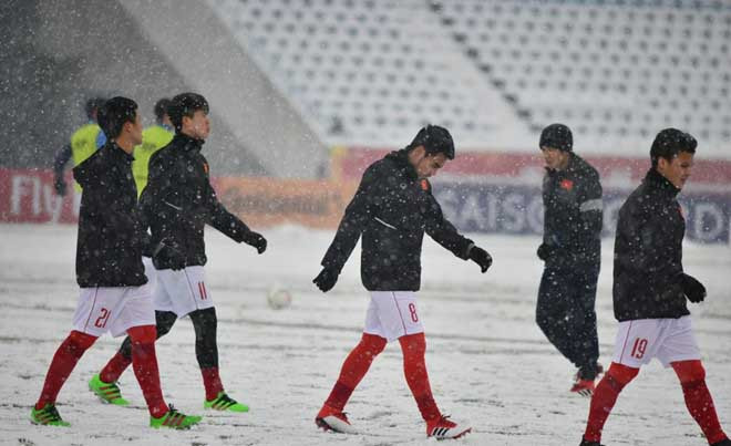 Cổ động viên ngồi xe lăn, truyền máu vẫn cuồng nhiệt cổ vũ U23 Việt Nam ảnh 42