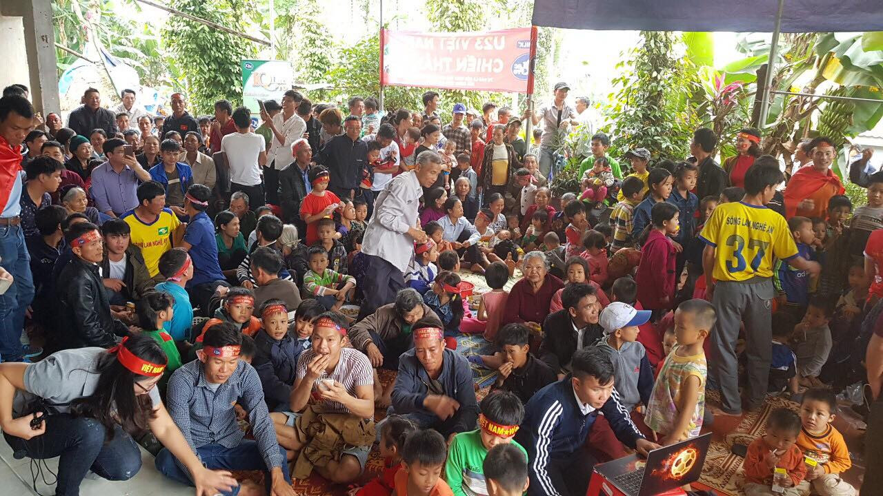 Cổ động viên ngồi xe lăn, truyền máu vẫn cuồng nhiệt cổ vũ U23 Việt Nam ảnh 86