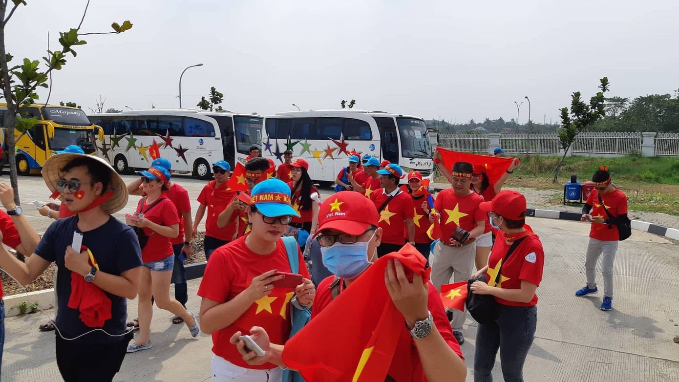 Cổ động viên tiếc nuối khi Việt Nam thua ở loạt penalty ảnh 34