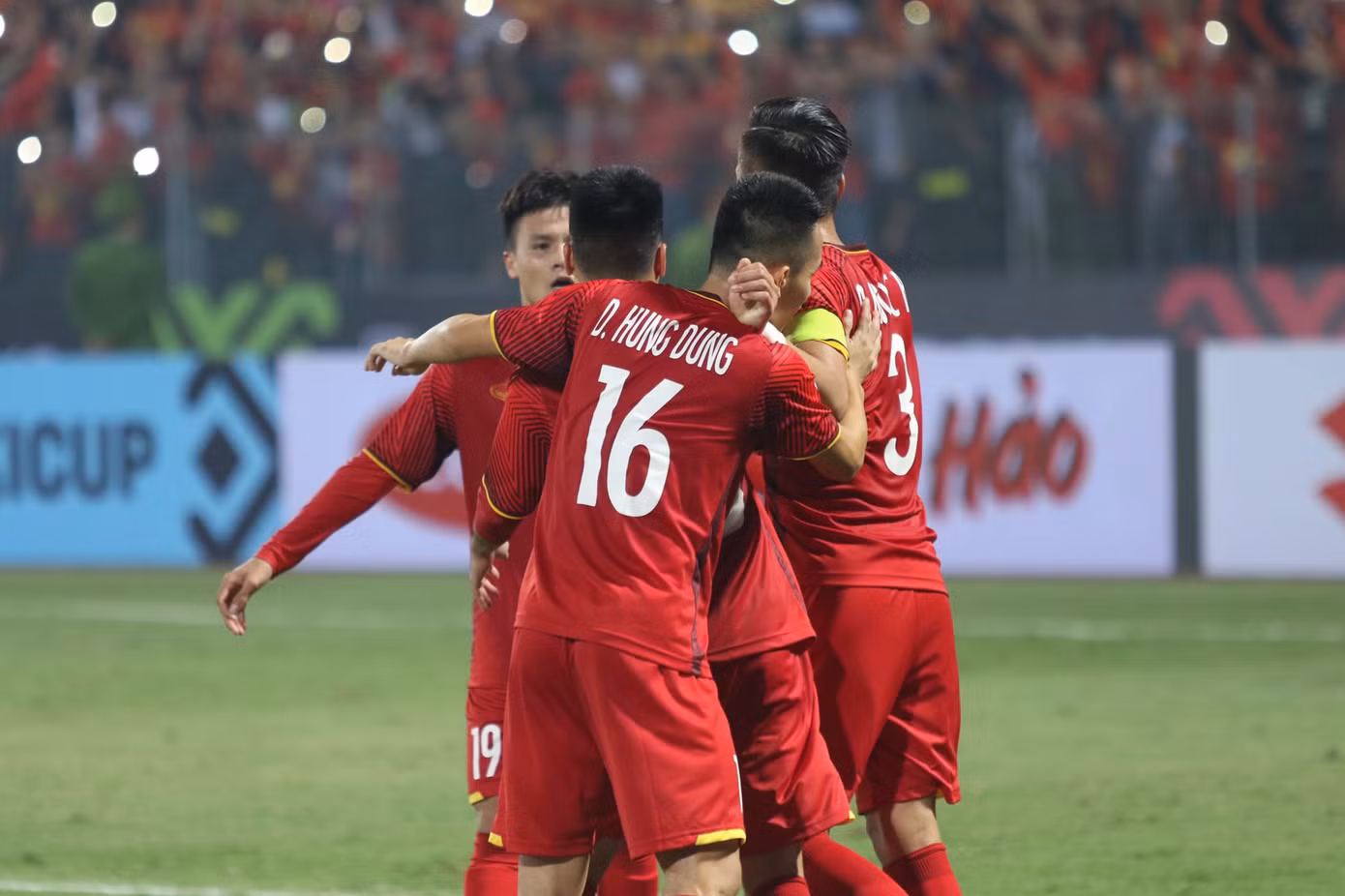 Các cầu thủ ăn mừng bàn thắng