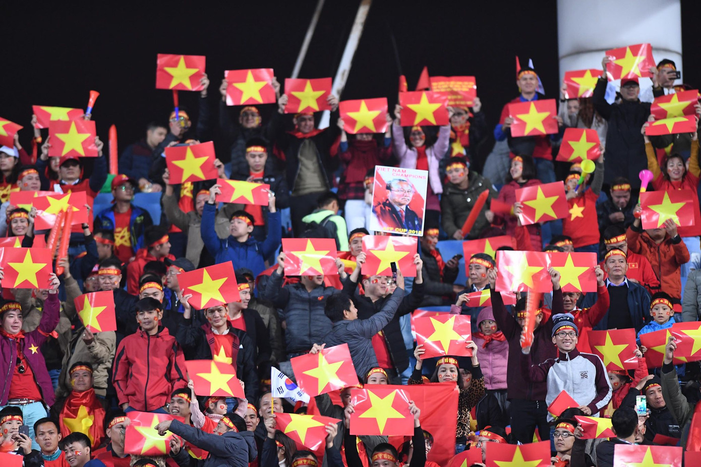 Cổ động viên vỡ òa sau bàn mở tỷ số của Anh Đức ảnh 12