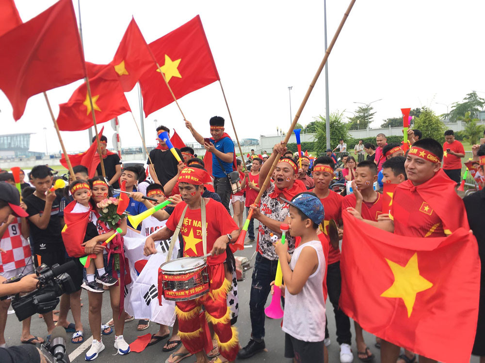 Olympic Việt Nam đã về tới sân bay Nội Bài ảnh 45