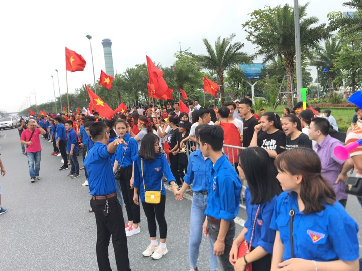 Olympic Việt Nam đã về tới sân bay Nội Bài ảnh 47