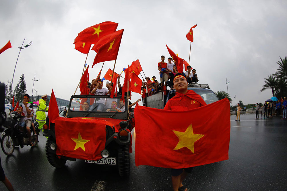 Olympic Việt Nam đã về tới sân bay Nội Bài ảnh 37