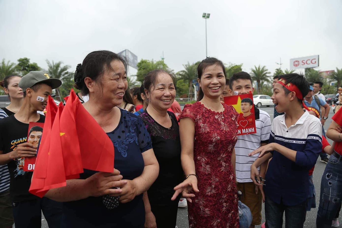 Olympic Việt Nam đã về tới sân bay Nội Bài ảnh 50