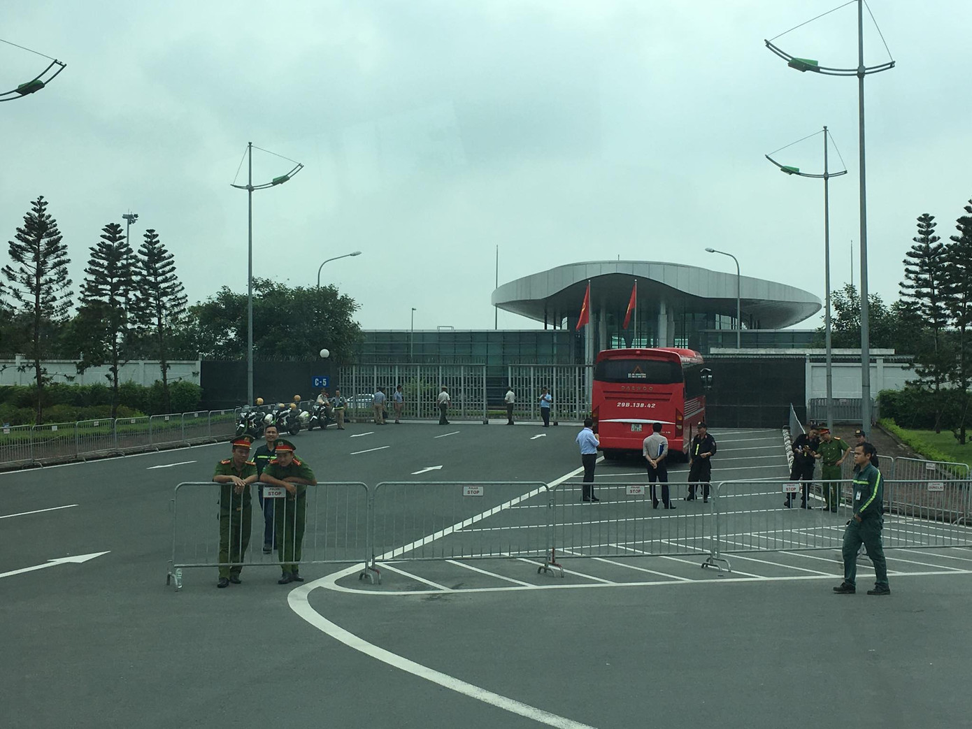 Olympic Việt Nam đã về tới sân bay Nội Bài ảnh 51