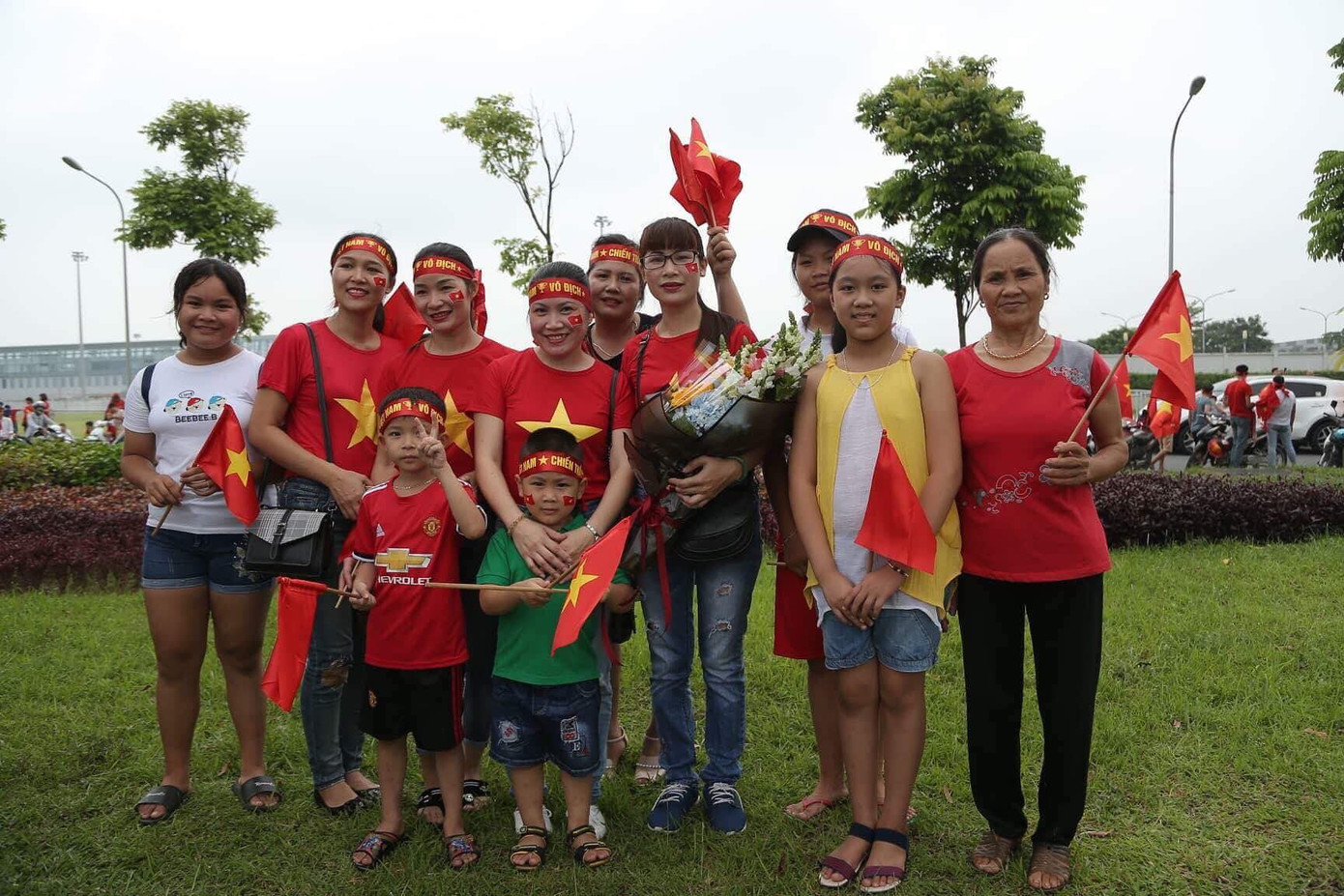 Olympic Việt Nam đã về tới sân bay Nội Bài ảnh 49