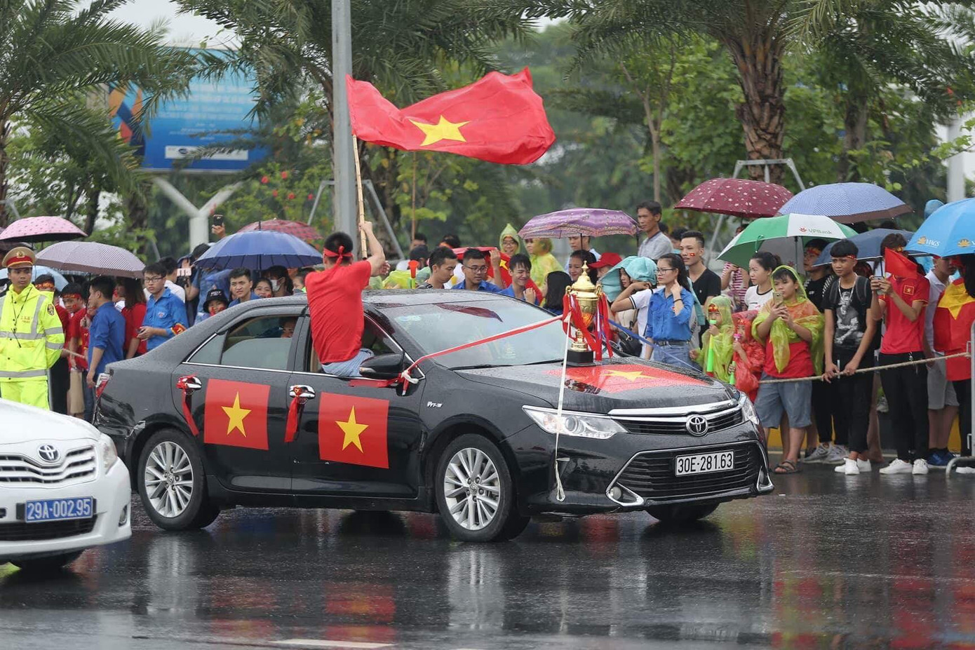 Olympic Việt Nam đã về tới sân bay Nội Bài ảnh 34