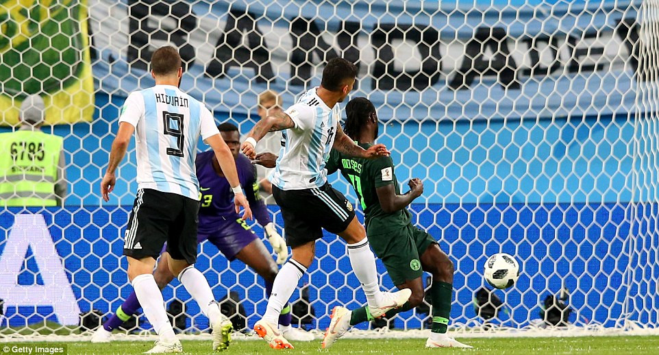 Argentina lách qua khe cửa hẹp vào vòng 1/8 World Cup ảnh 34