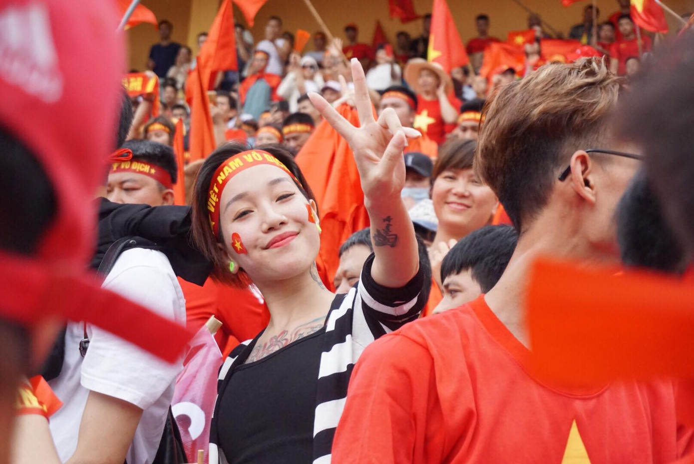 Cổ động viên tiếc nuối khi Việt Nam thua ở loạt penalty ảnh 23