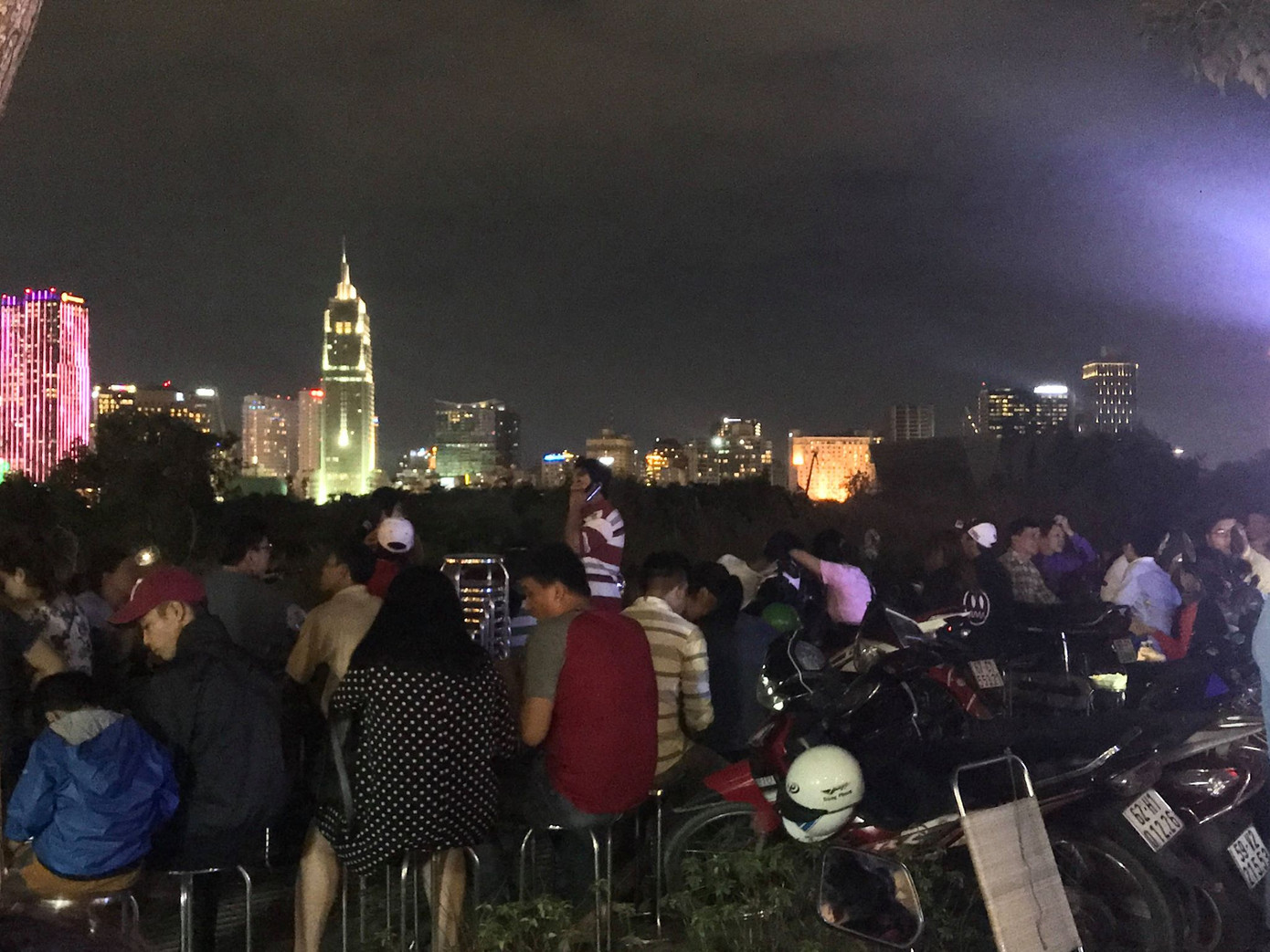 Triệu người cùng đếm ngược hô vang 'chúc mừng năm mới' ảnh 27