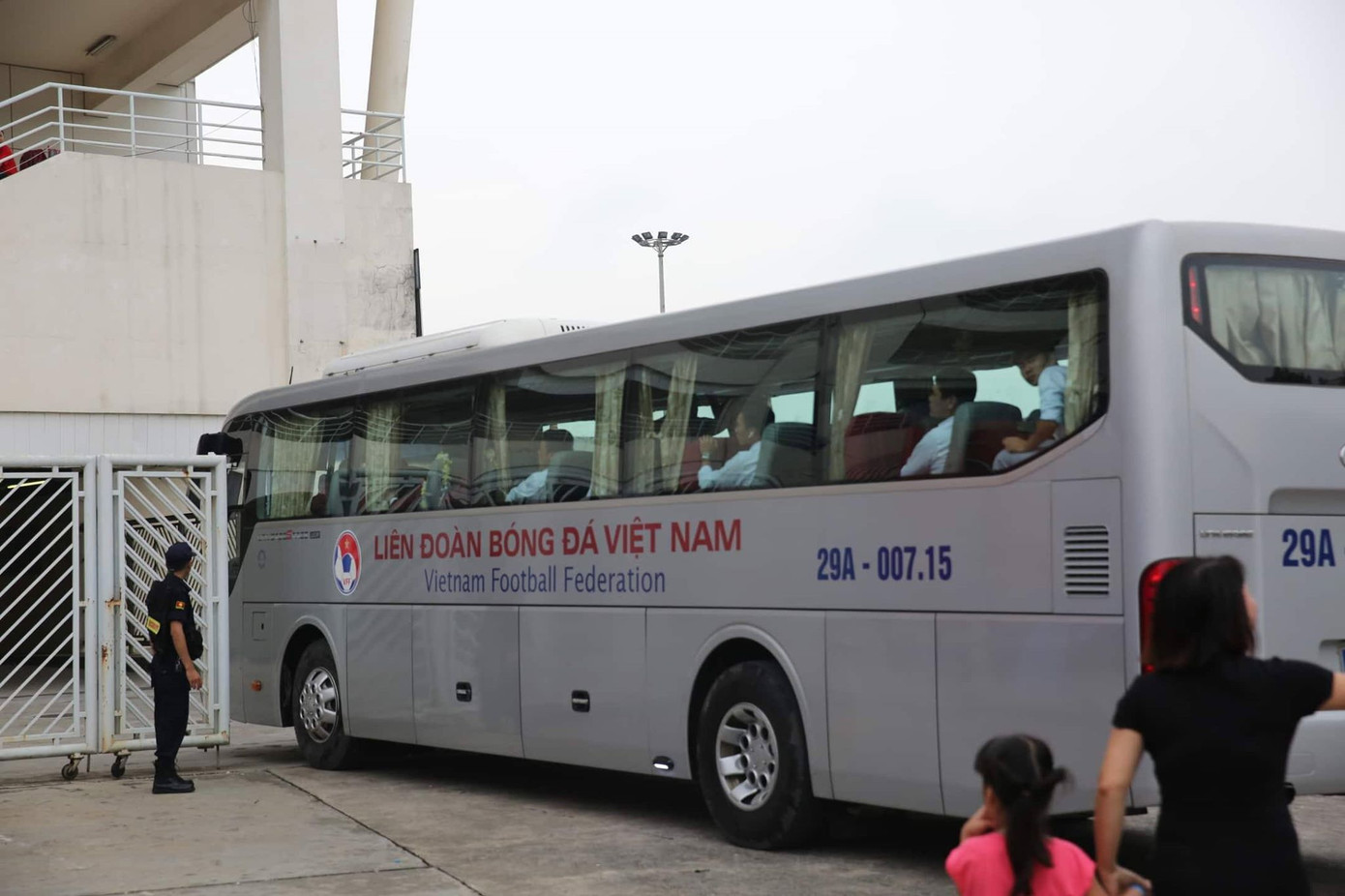 Olympic Việt Nam đã về tới sân bay Nội Bài ảnh 1