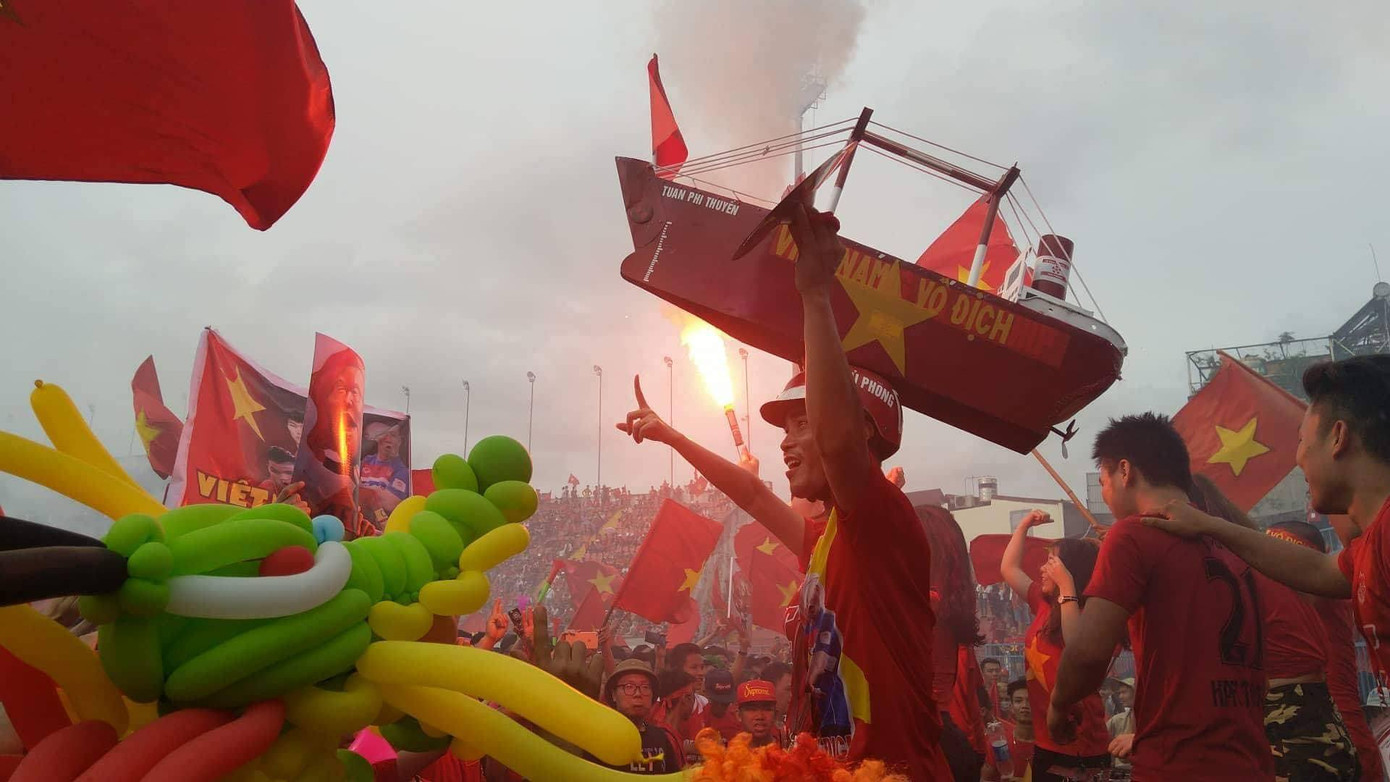 Cổ động viên tiếc nuối khi Việt Nam thua ở loạt penalty ảnh 12