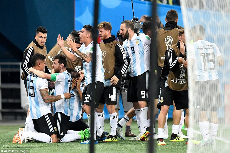 Argentina lách qua khe cửa hẹp vào vòng 1/8 World Cup ảnh 36