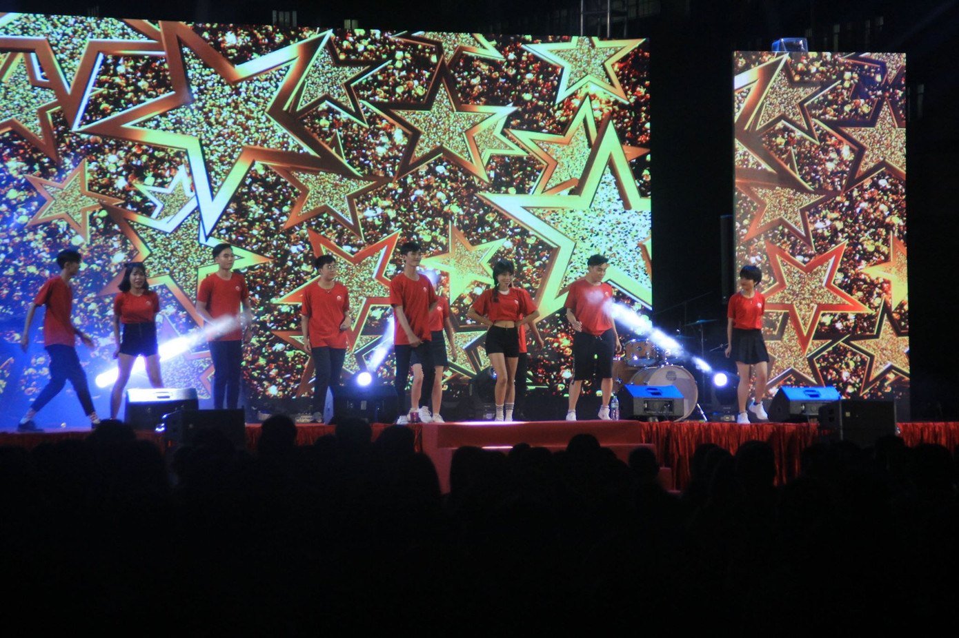 Triệu người cùng đếm ngược hô vang 'chúc mừng năm mới' ảnh 14