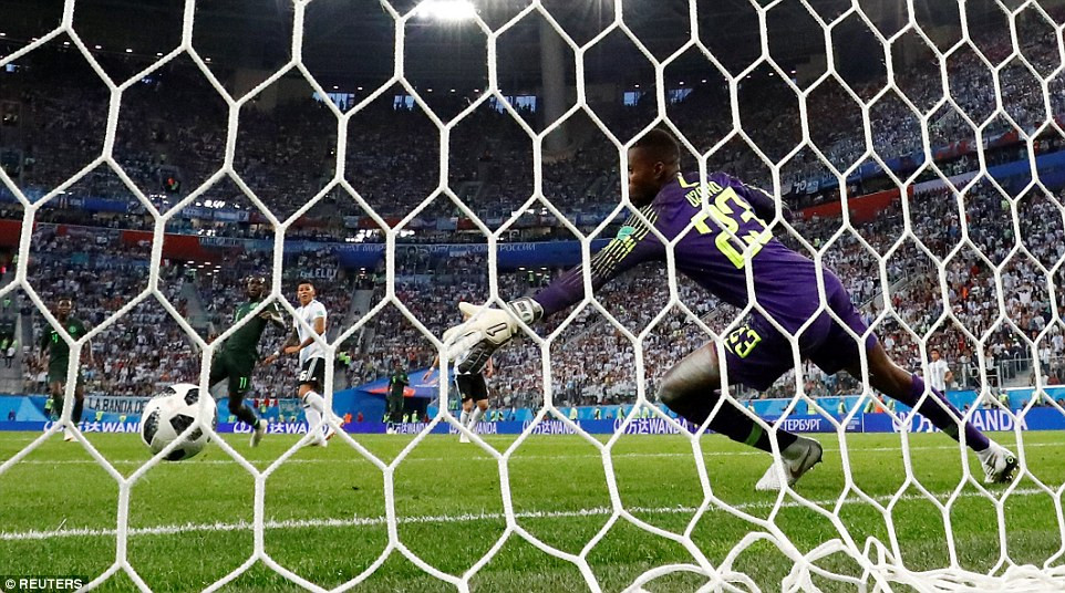 Argentina lách qua khe cửa hẹp vào vòng 1/8 World Cup ảnh 35