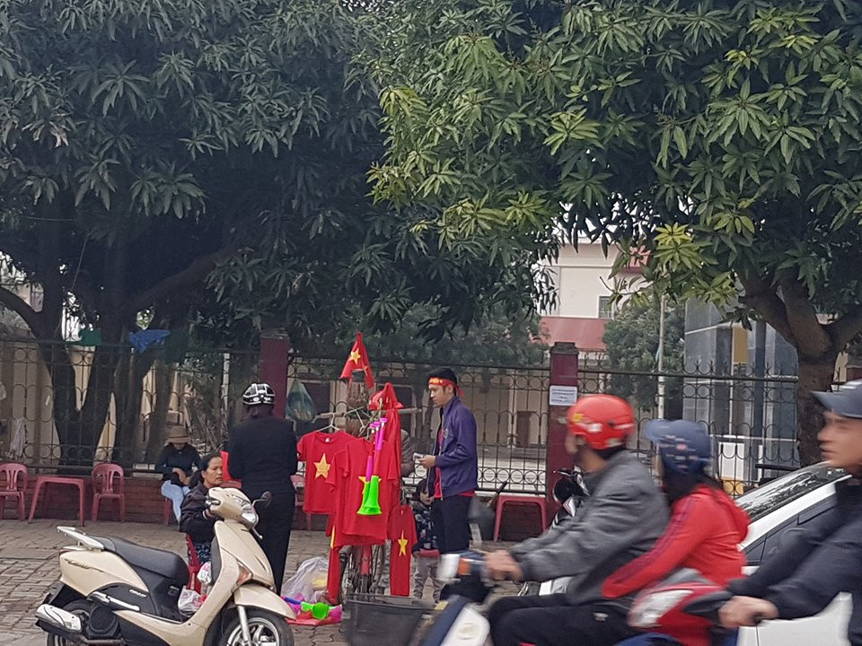 Cổ động viên ngồi xe lăn, truyền máu vẫn cuồng nhiệt cổ vũ U23 Việt Nam ảnh 82