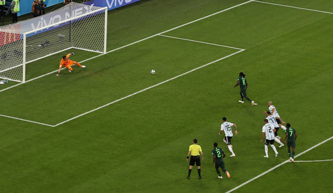 Argentina lách qua khe cửa hẹp vào vòng 1/8 World Cup ảnh 28