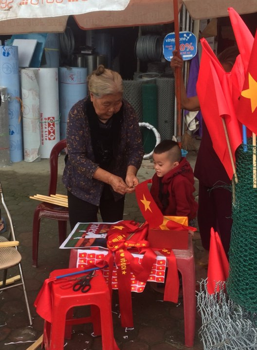 Cổ động viên ngồi xe lăn, truyền máu vẫn cuồng nhiệt cổ vũ U23 Việt Nam ảnh 83