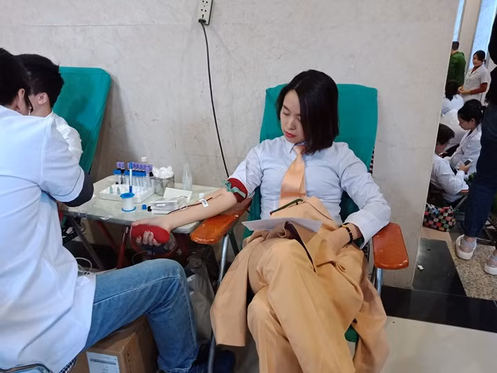 Hơn 1.000 chiến sĩ công an hiến máu trong ngày hội Chủ nhật Đỏ ảnh 5