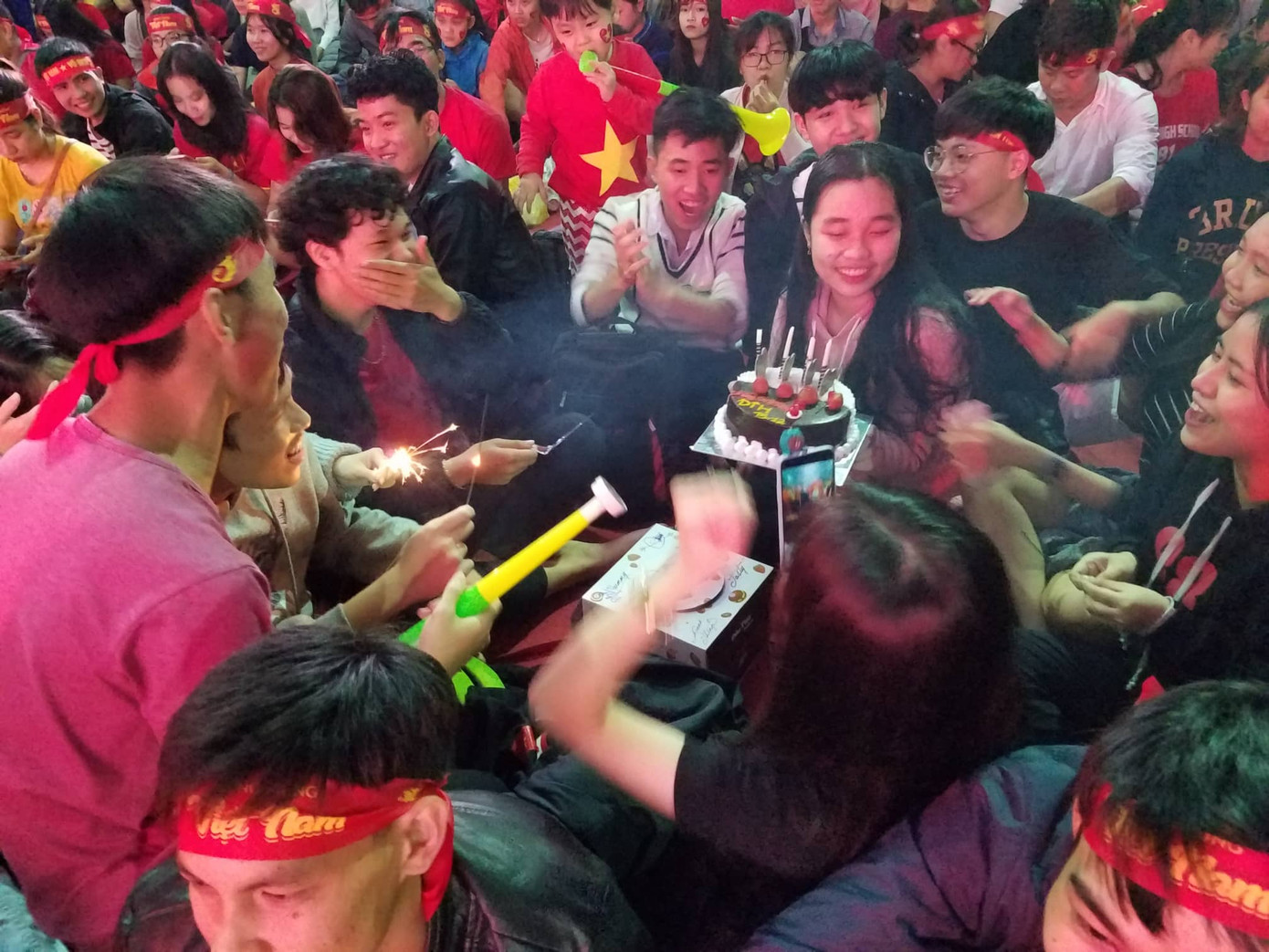 Cổ động viên vỡ òa sau bàn mở tỷ số của Anh Đức ảnh 2