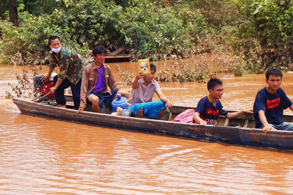 Xe cứu trợ tấp nập đến Lào chung tay khắc phục thảm họa vỡ đập ảnh 6
