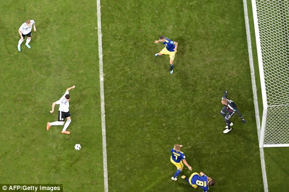 Toni Kroos ghi tuyệt phẩm, giải cứu tuyển Đức khỏi 'cửa tử' ảnh 14