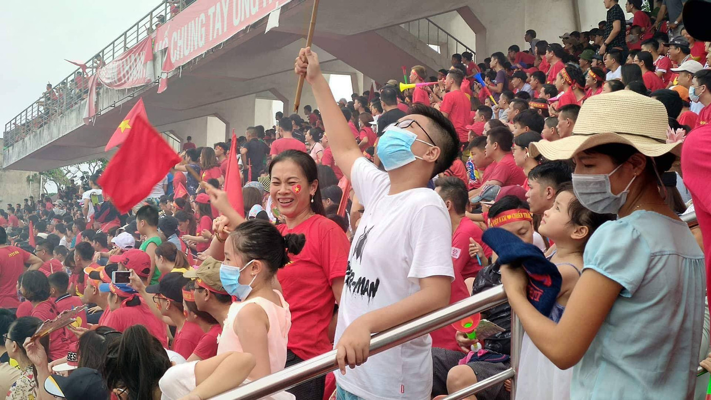 Cổ động viên tiếc nuối khi Việt Nam thua ở loạt penalty ảnh 10