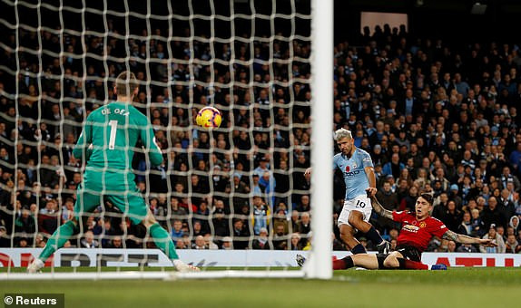 Thắng dễ M.U ở derby, Man City tái chiếm ngôi đầu Ngoại hạng Anh ảnh 11