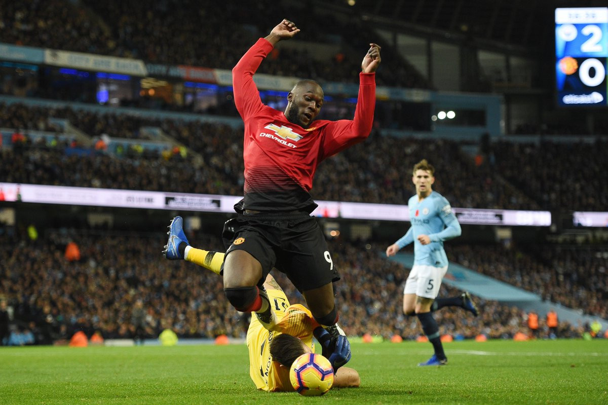 Thắng dễ M.U ở derby, Man City tái chiếm ngôi đầu Ngoại hạng Anh ảnh 12