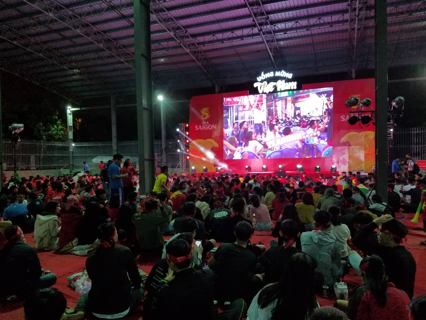 Cổ động viên vỡ òa sau bàn mở tỷ số của Anh Đức ảnh 9