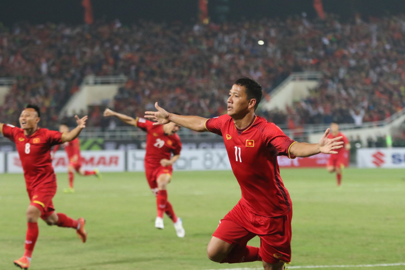 Cổ động viên vỡ òa sau bàn mở tỷ số của Anh Đức ảnh 3