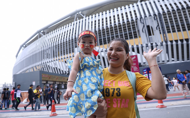 Những cung bậc cảm xúc của CĐV ở chung kết lượt đi AFF Cup ảnh 40