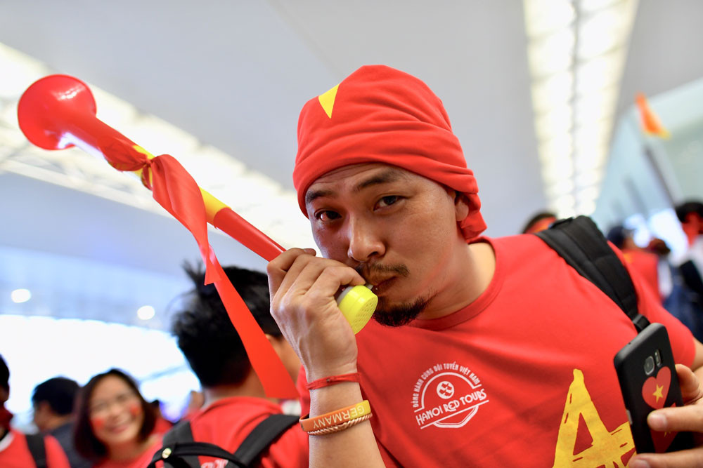 Những cung bậc cảm xúc của CĐV ở chung kết lượt đi AFF Cup ảnh 62