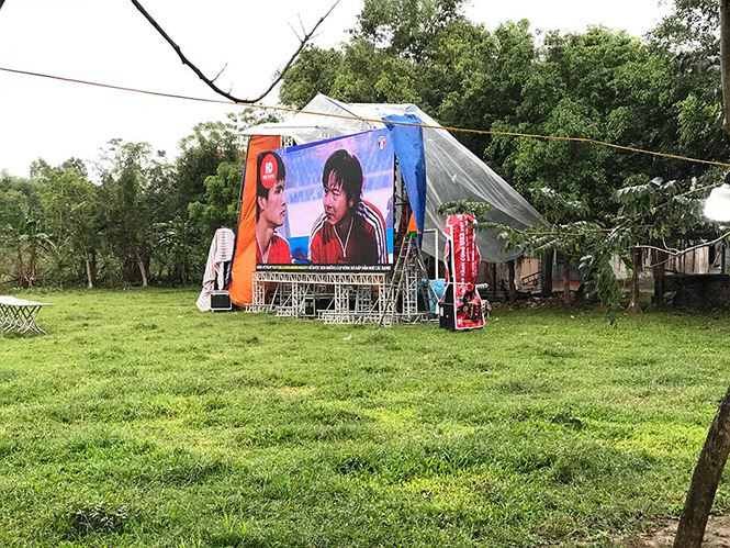 Những cung bậc cảm xúc của CĐV ở chung kết lượt đi AFF Cup ảnh 19