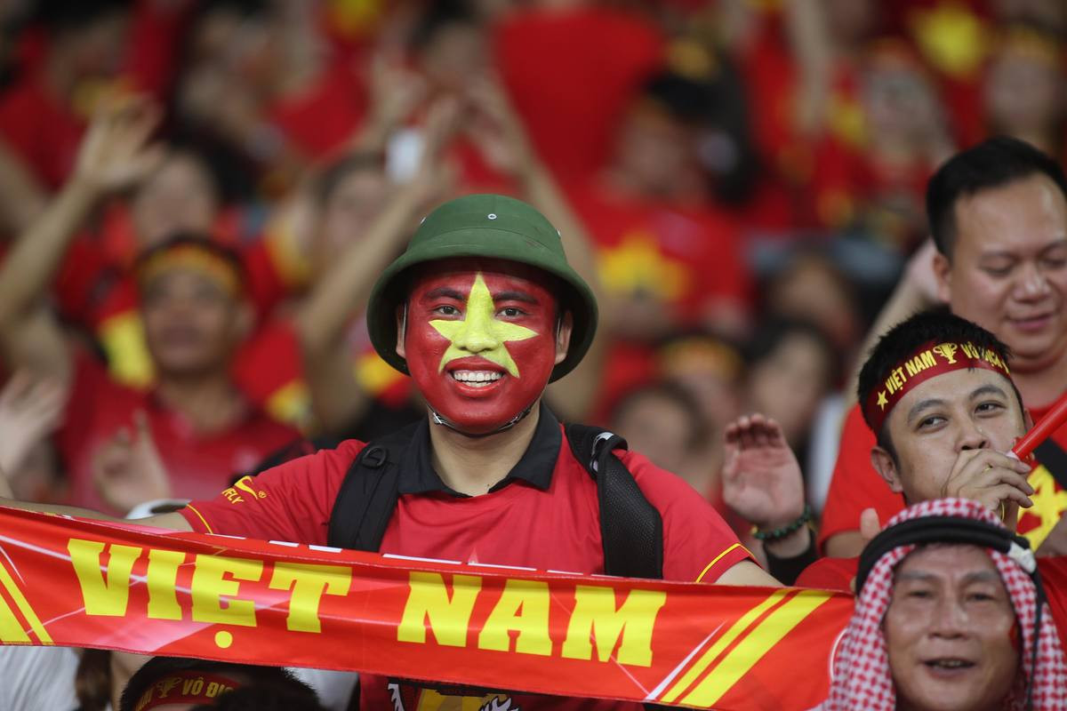 Những cung bậc cảm xúc của CĐV ở chung kết lượt đi AFF Cup ảnh 21