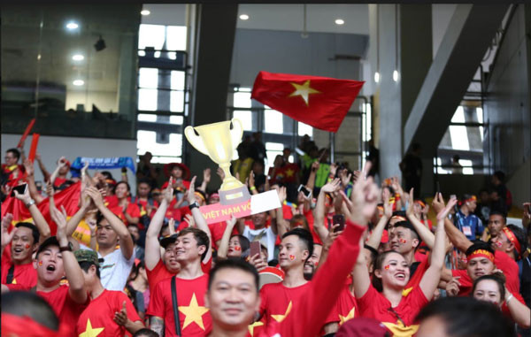 Những cung bậc cảm xúc của CĐV ở chung kết lượt đi AFF Cup ảnh 26