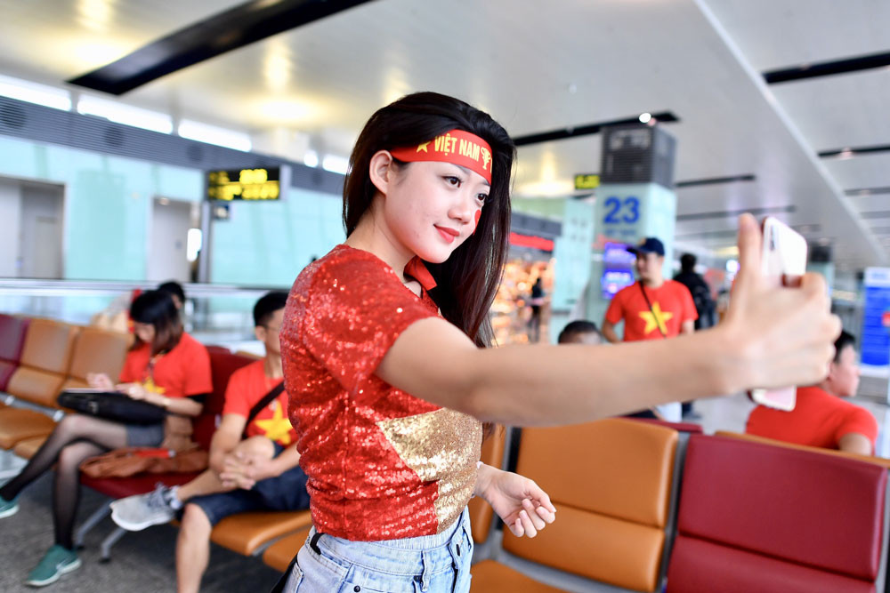 Những cung bậc cảm xúc của CĐV ở chung kết lượt đi AFF Cup ảnh 63