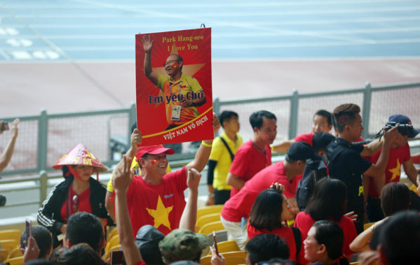 Những cung bậc cảm xúc của CĐV ở chung kết lượt đi AFF Cup ảnh 25