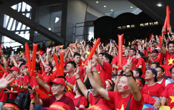 Những cung bậc cảm xúc của CĐV ở chung kết lượt đi AFF Cup ảnh 24