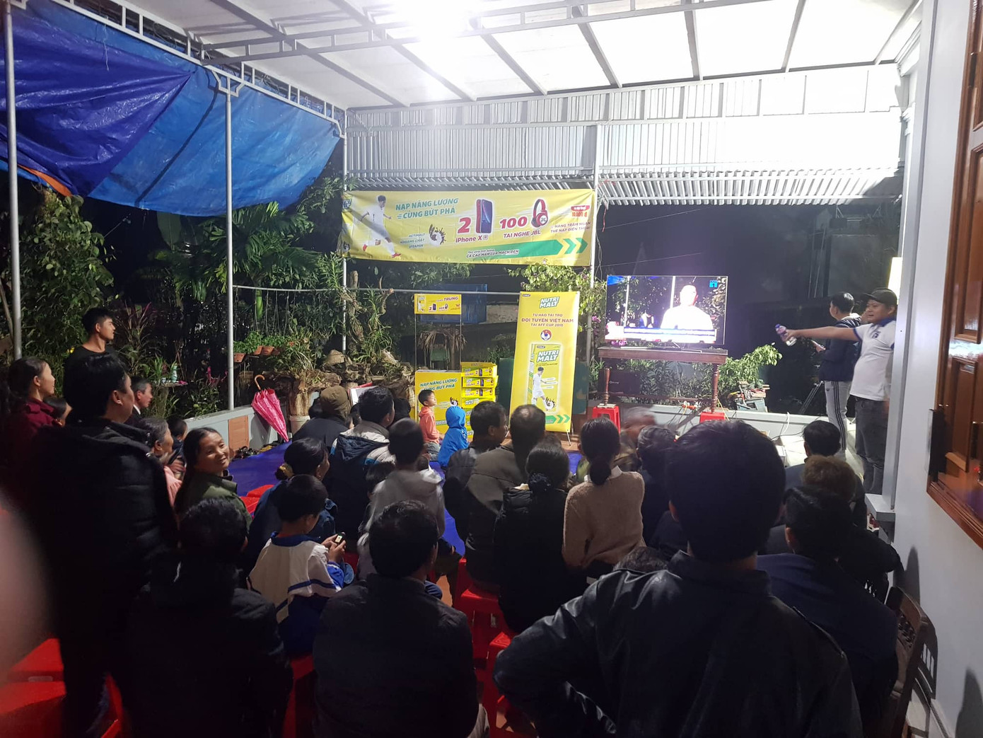 Những cung bậc cảm xúc của CĐV ở chung kết lượt đi AFF Cup ảnh 9