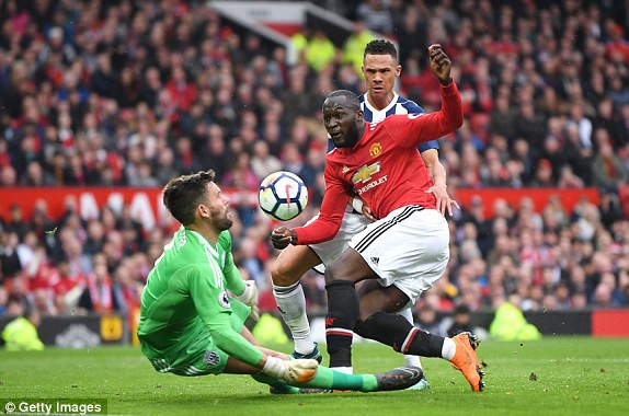 Thua sốc đội bét bảng, M.U sớm dâng ngôi vô địch cho Man City ảnh 1