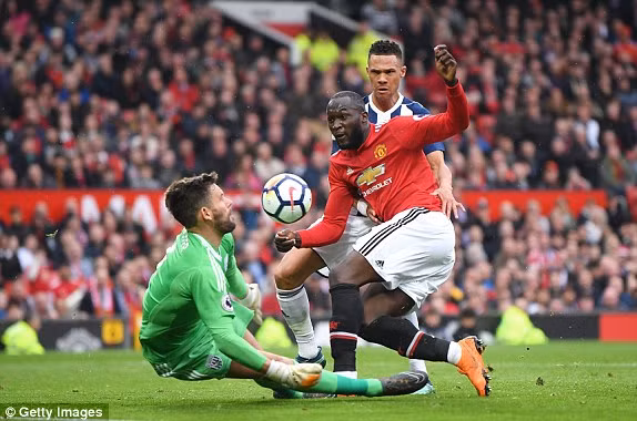 Thua sốc đội bét bảng, M.U sớm dâng ngôi vô địch cho Man City ảnh 1