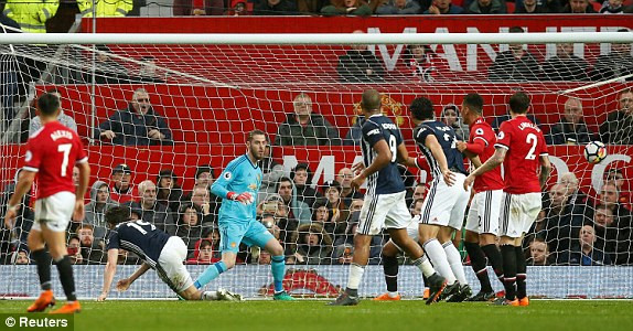 Thua sốc đội bét bảng, M.U sớm dâng ngôi vô địch cho Man City ảnh 2