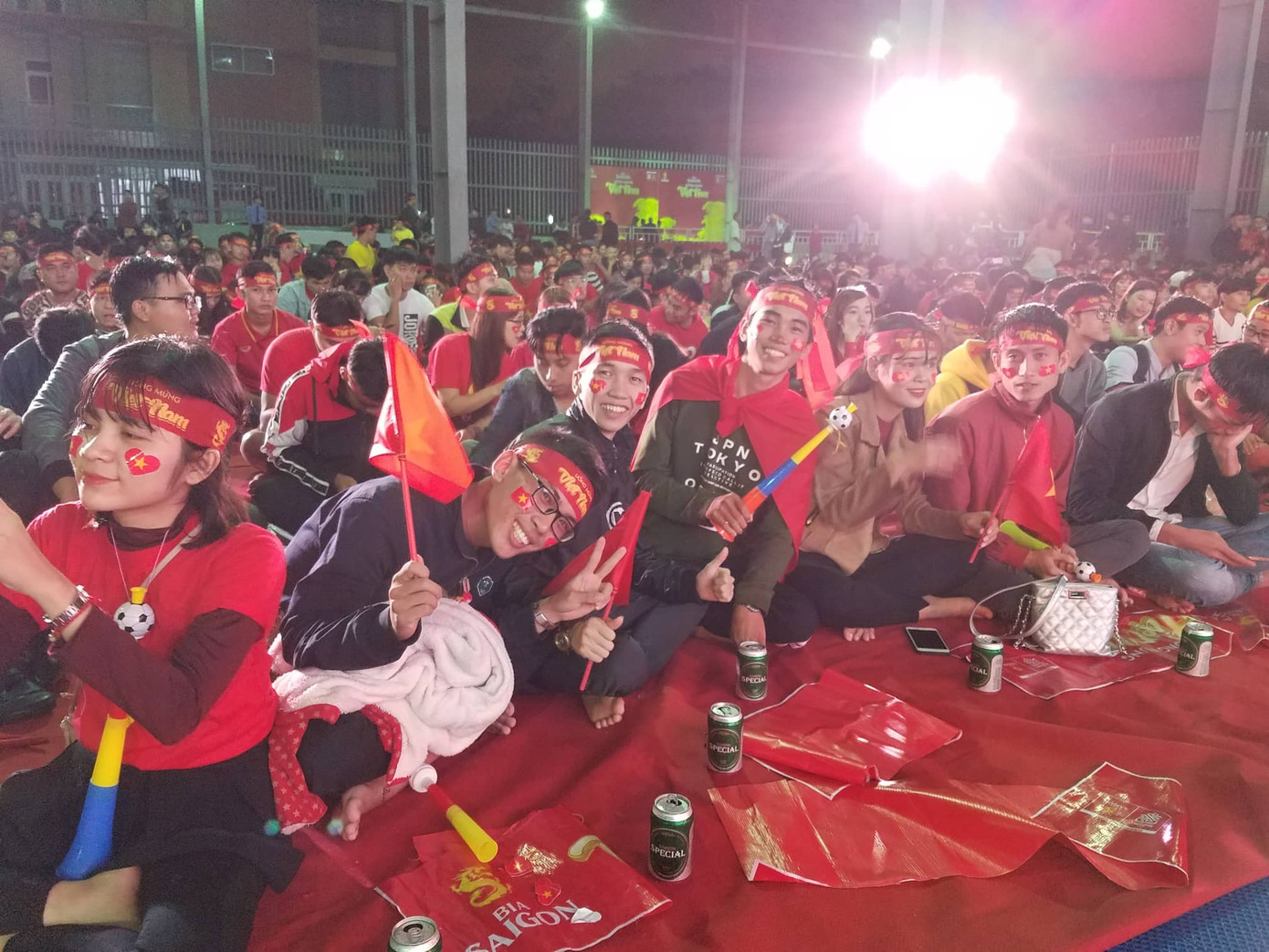 Cổ động viên vỡ òa sau bàn mở tỷ số của Anh Đức ảnh 8