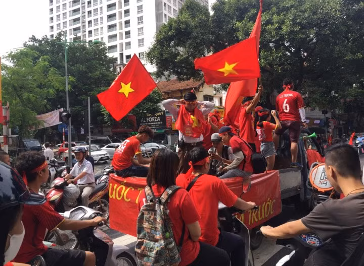 Ngàn cung bậc cảm xúc của CĐV Việt Nam ở trận bán kết ảnh 64