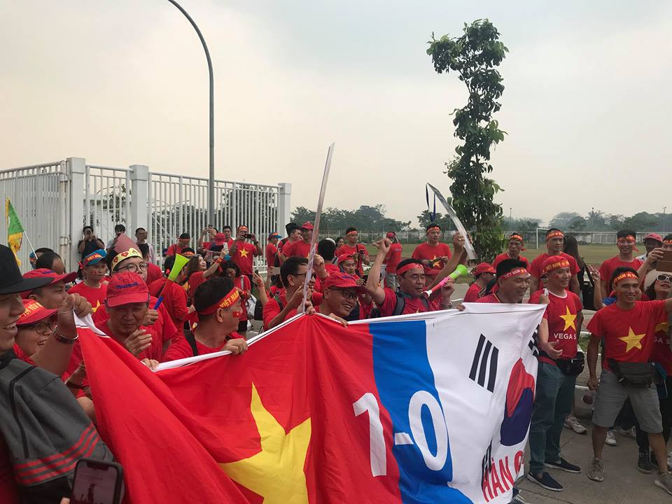 Ngàn cung bậc cảm xúc của CĐV Việt Nam ở trận bán kết ảnh 54