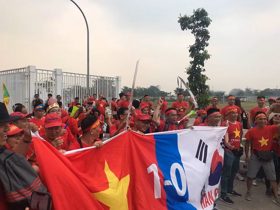 Ngàn cung bậc cảm xúc của CĐV Việt Nam ở trận bán kết ảnh 54