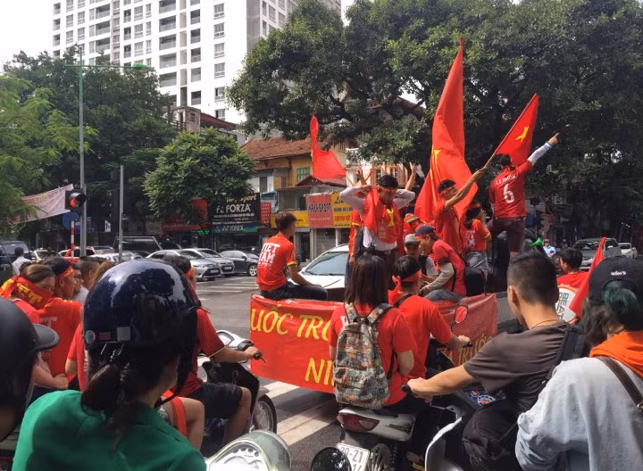 Ngàn cung bậc cảm xúc của CĐV Việt Nam ở trận bán kết ảnh 63