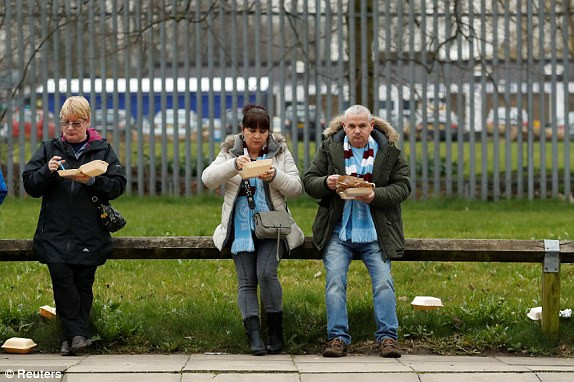 Ngược dòng khó tin, M.U cản Man City vô địch sớm ảnh 7